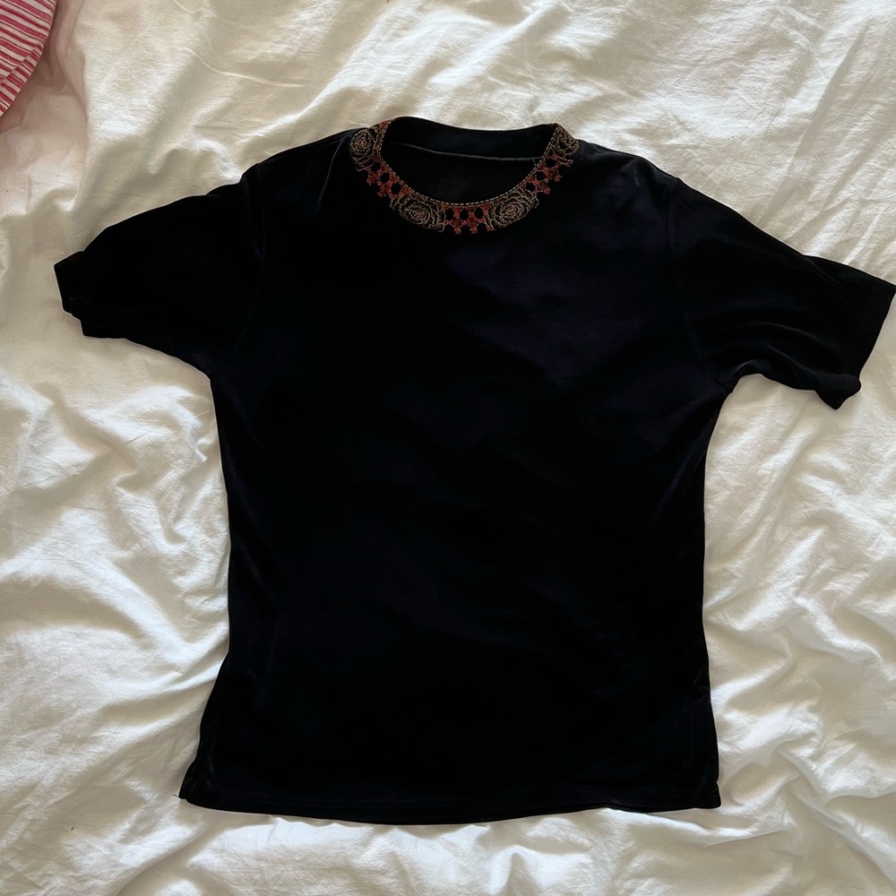 Cute black vintage tee with neck detailing